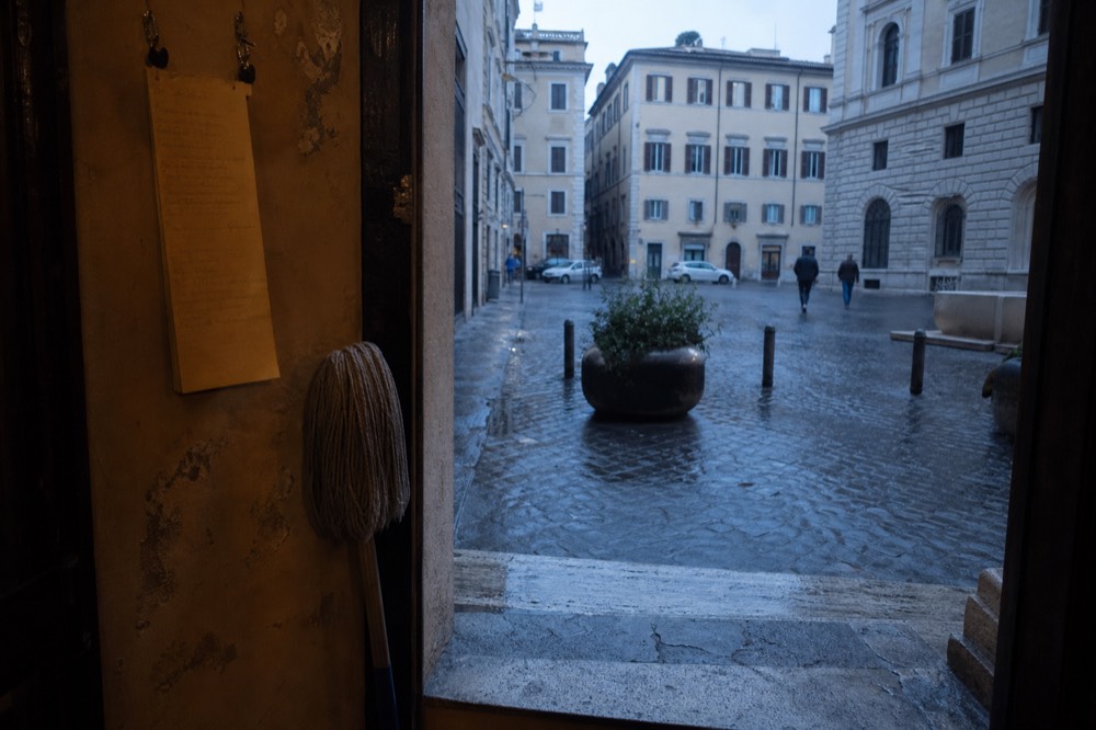 A short handwritten osteria menu pinned beside a doorway